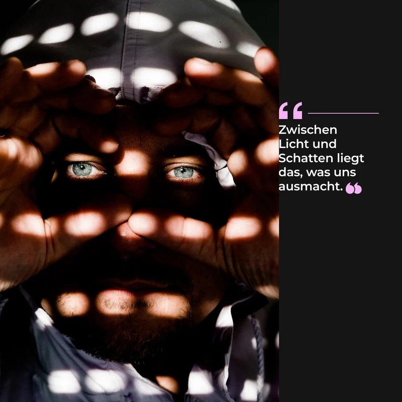 Social-Media-Motiv mit Augen hinter einer Kugel und Licht-Schatten-Muster